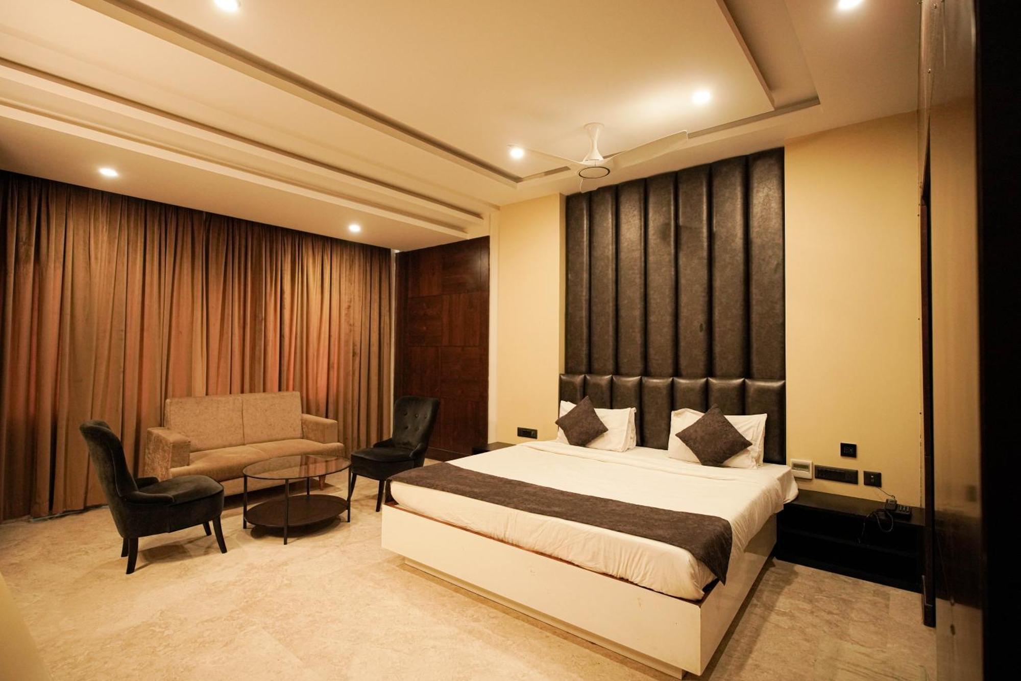Cliff Embassy Banquet And Suites 希莫加 外观 照片