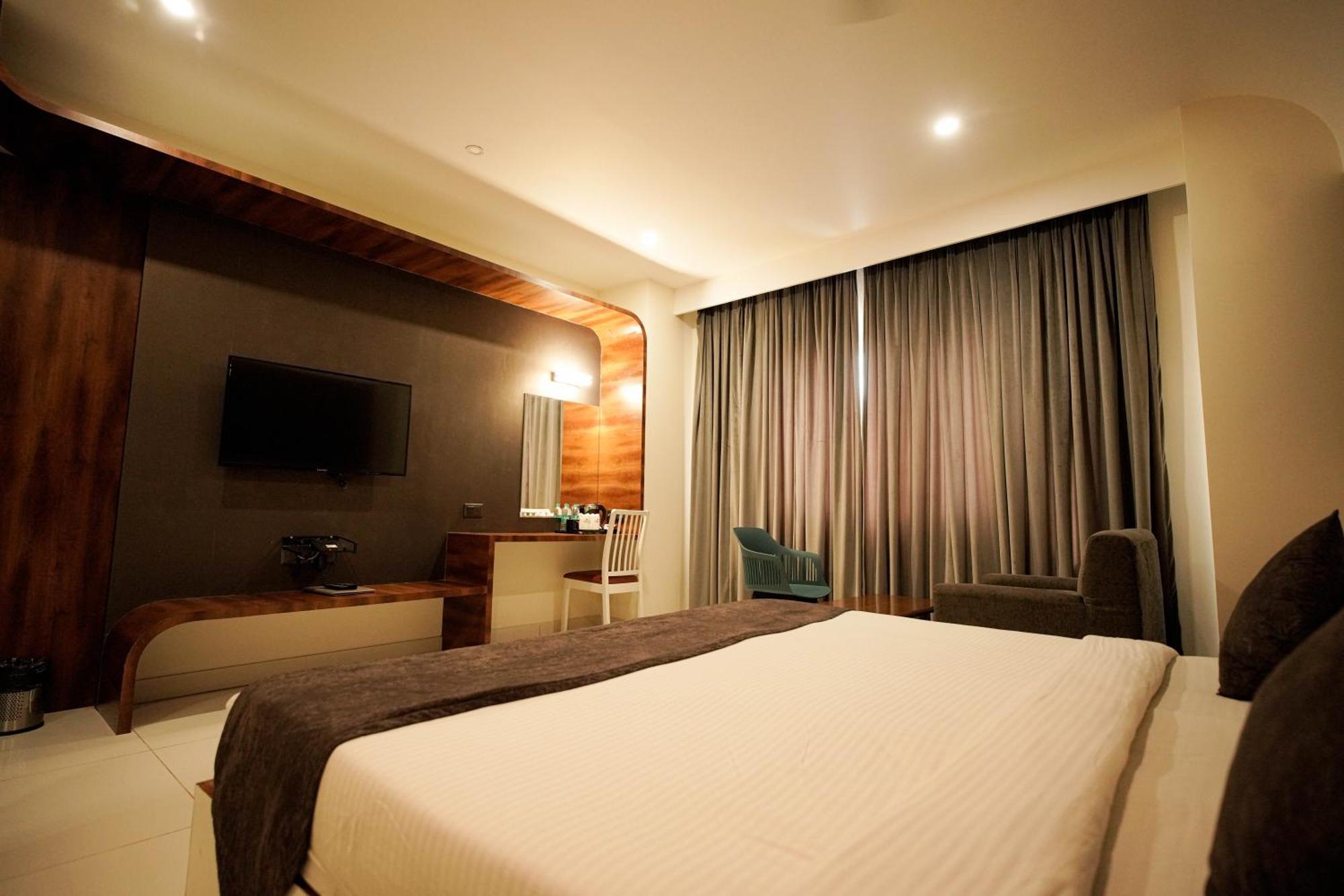 Cliff Embassy Banquet And Suites 希莫加 外观 照片