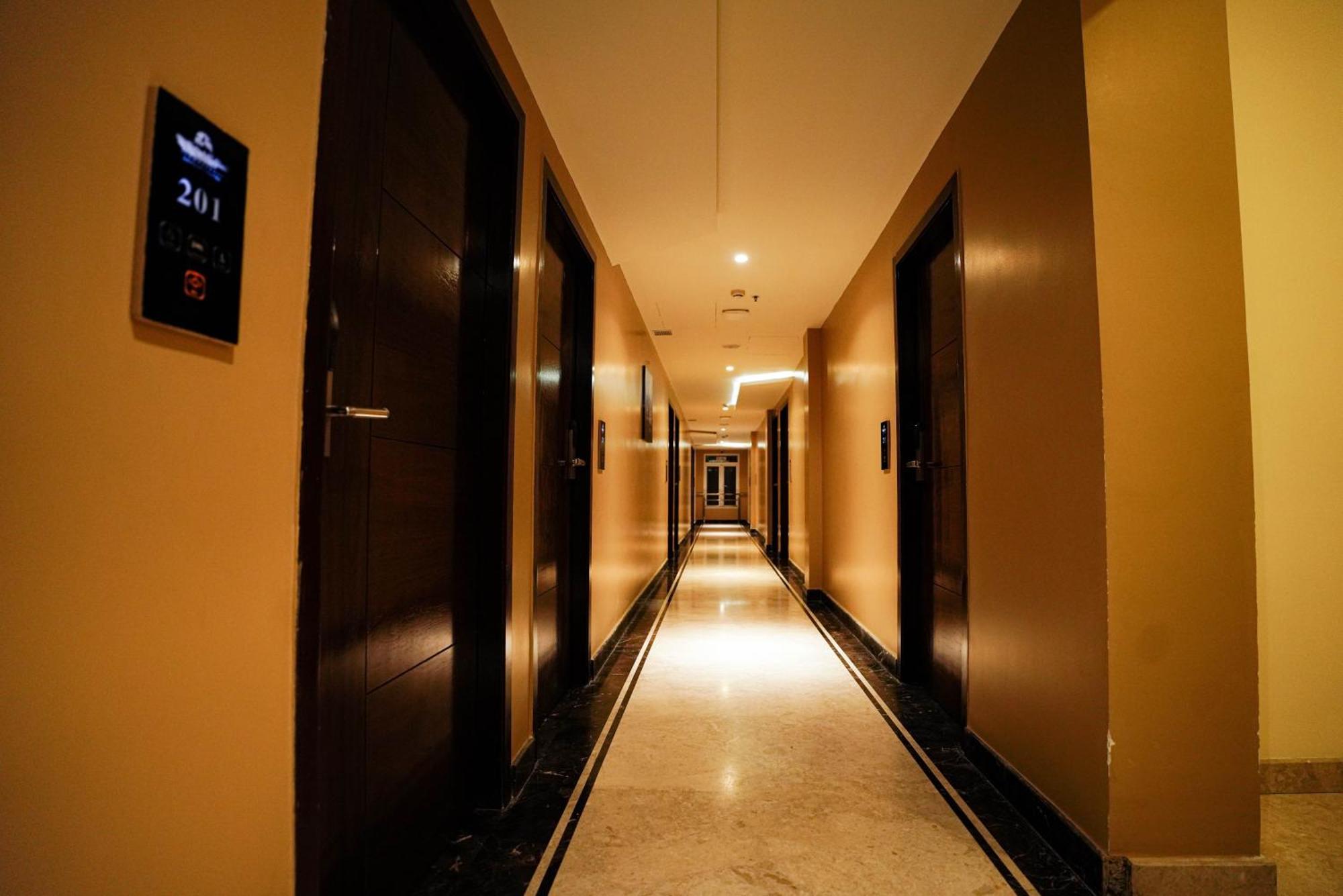 Cliff Embassy Banquet And Suites 希莫加 外观 照片