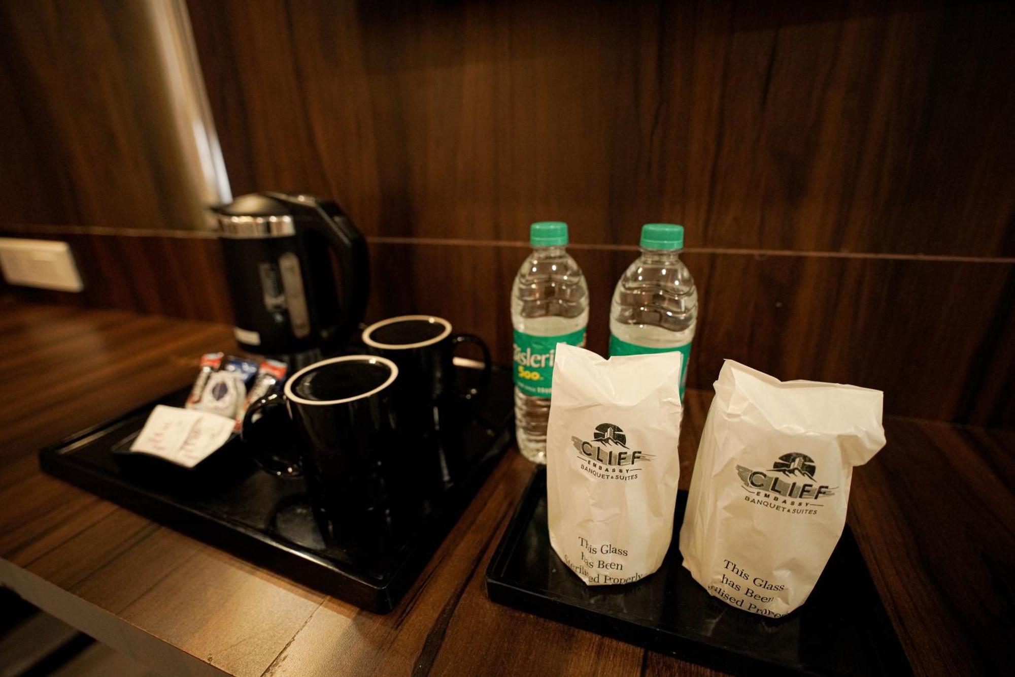 Cliff Embassy Banquet And Suites 希莫加 外观 照片