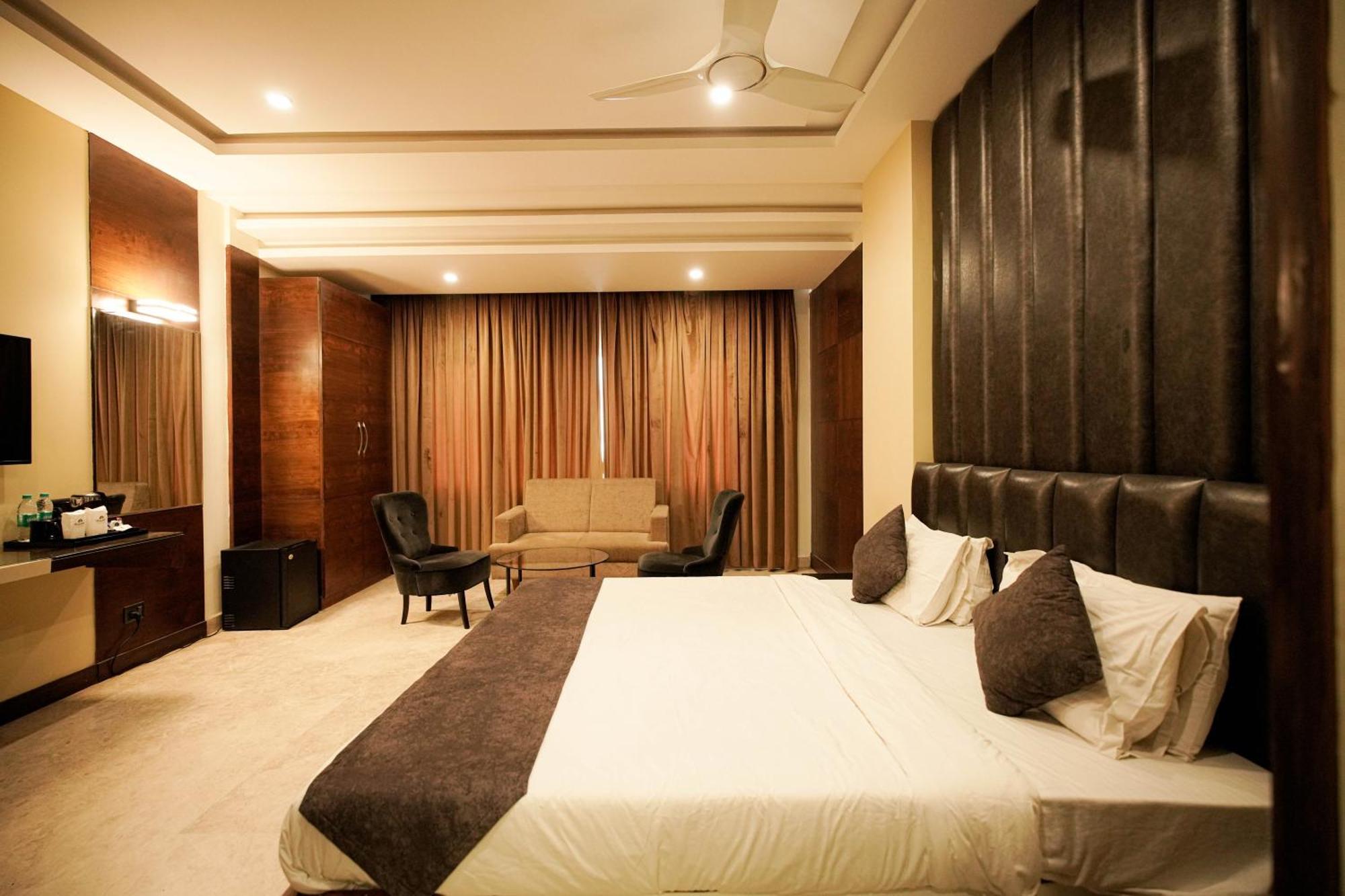 Cliff Embassy Banquet And Suites 希莫加 外观 照片